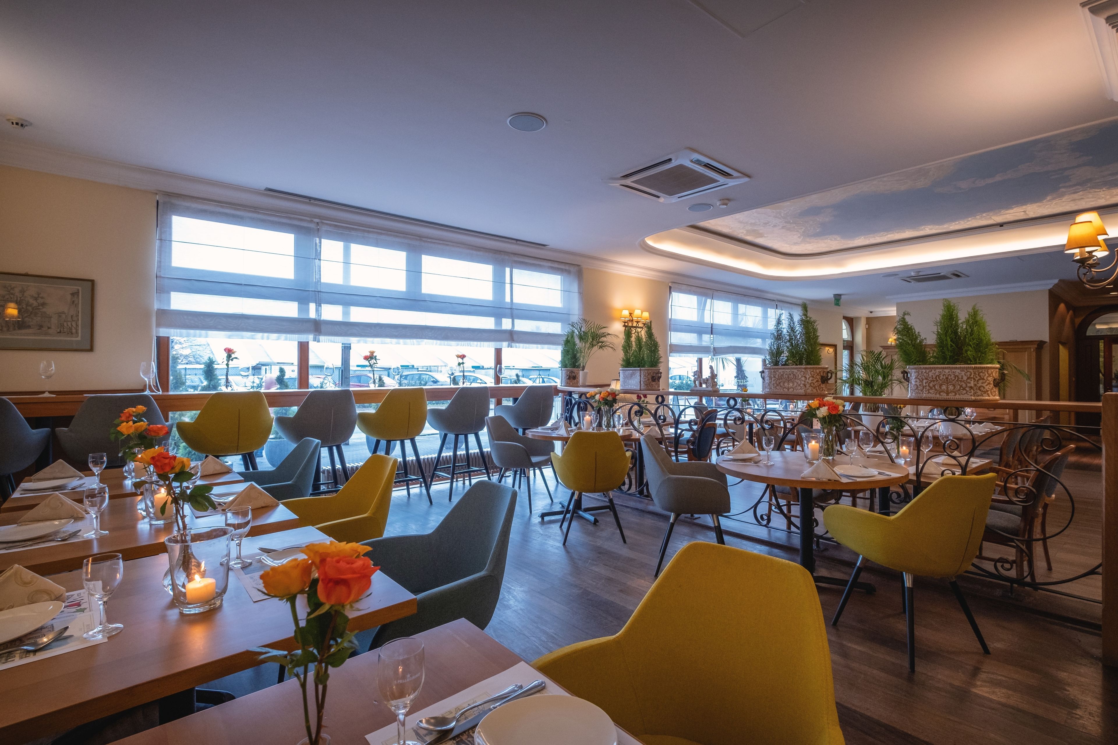 Breakfast, lunch and dinner served