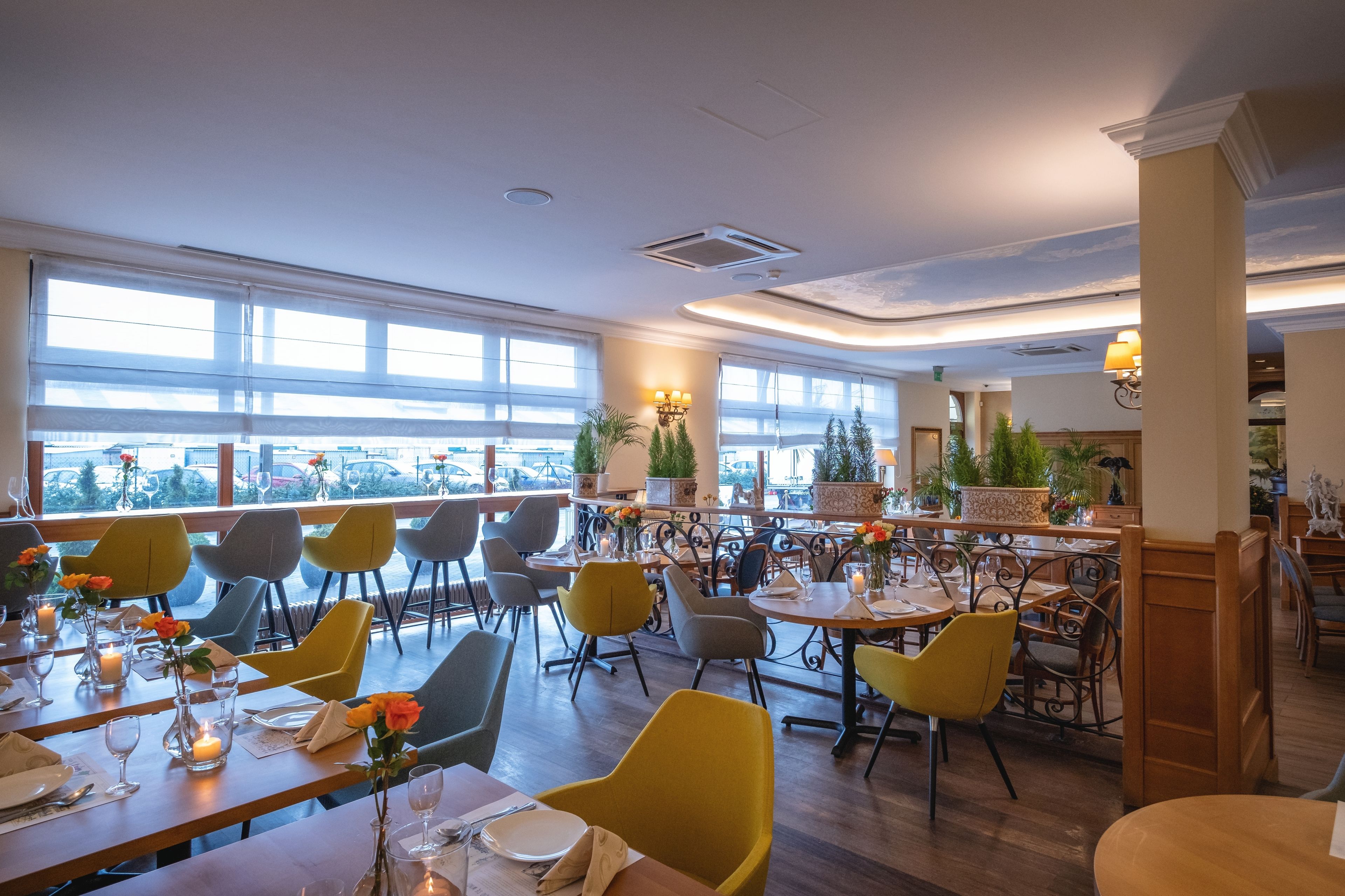 breakfast, lunch and dinner served