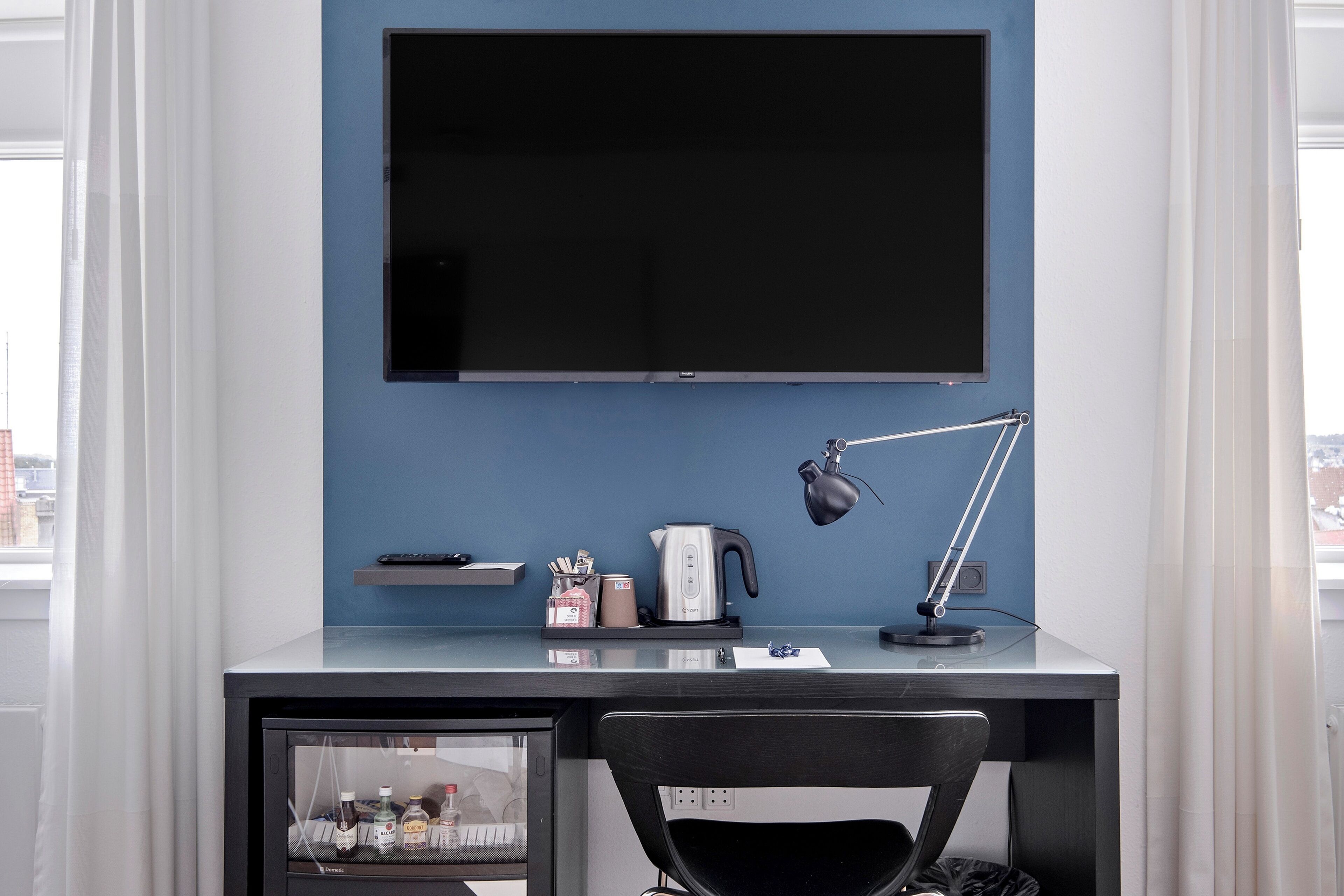 family room, 1 double bed, non smoking | 1 bedroom, in-room safe, individually furnished, laptop workspace