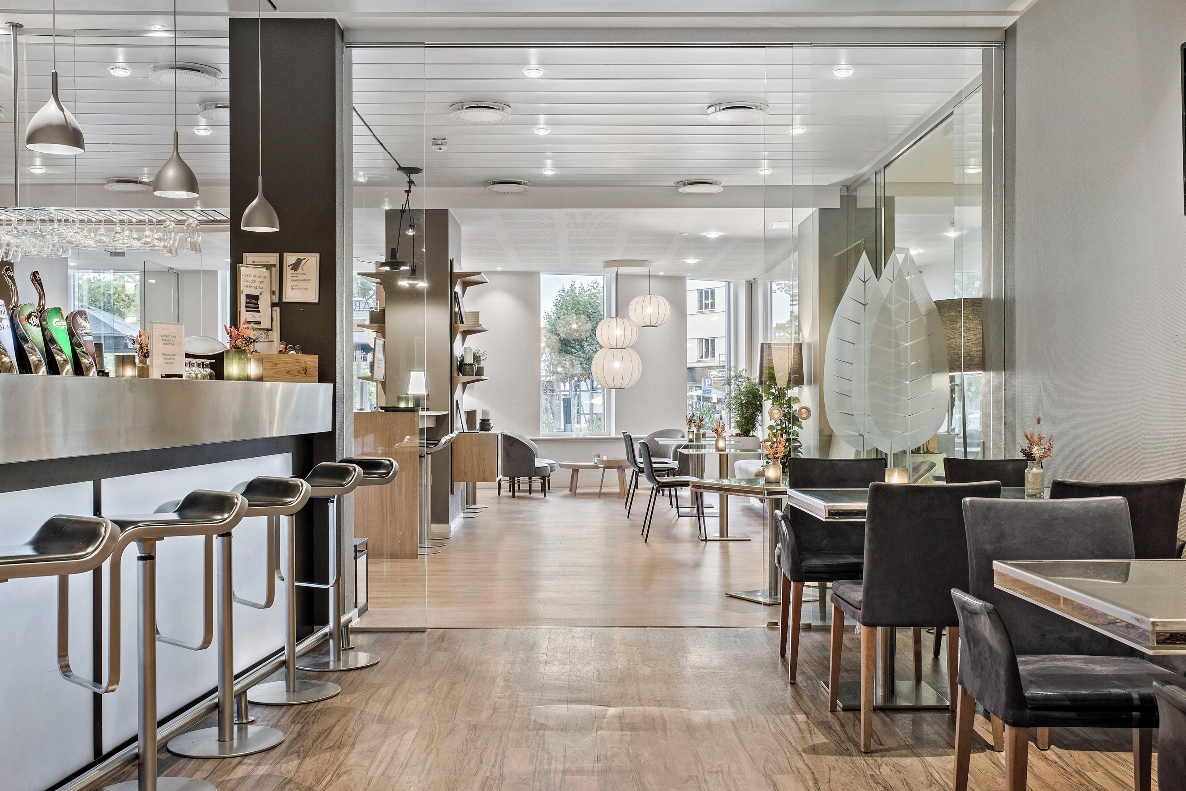 朝食、ランチ、ディナーに営業 (スカンジナビア料理)