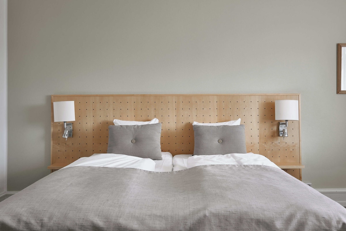 Standard Room, 1 double bed, Non Smoking | 1 bedroom, in-room safe, individually furnished, laptop workspace