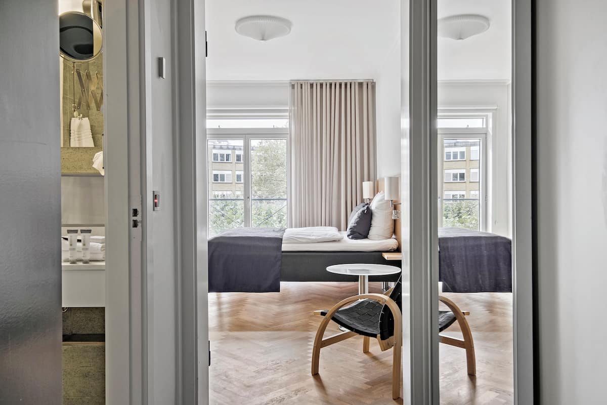 standard room, 1 queen size bed, non smoking | bathroom | shower, free toiletries, hair dryer, towels