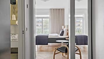 Standard Room, 1 queen size bed, Non Smoking | Badeværelse | Bruser, gratis toiletartikler, hårtørrer, håndklæder