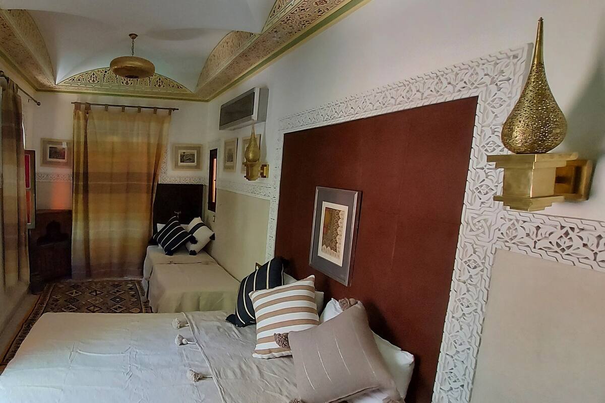 Room for 3 | Copriletto in piuma, materassi Select Comfort, una cassaforte in camera