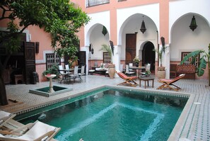 Outdoor pool, sun loungers - Riad Barroko (Marrakech)