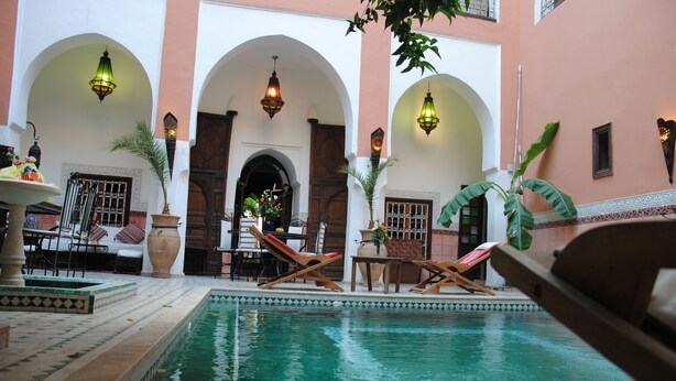Piscina externa, espreguiçadeiras