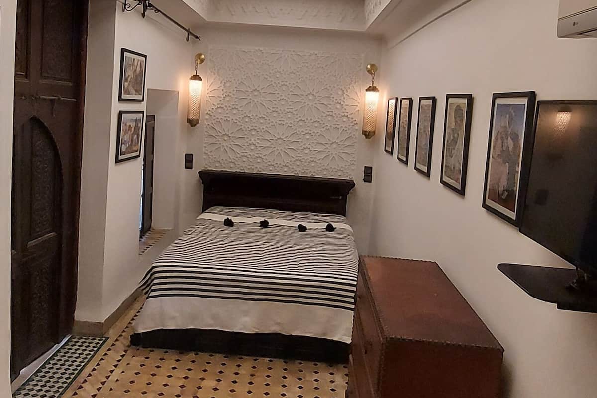 Edredón, camas Select Comfort y caja de seguridad en la habitación