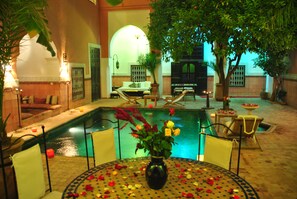 Outdoor pool, sun loungers - Riad Barroko (Marrakech)
