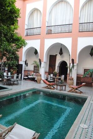 Outdoor pool, sun loungers - Riad Barroko (Marrakech)