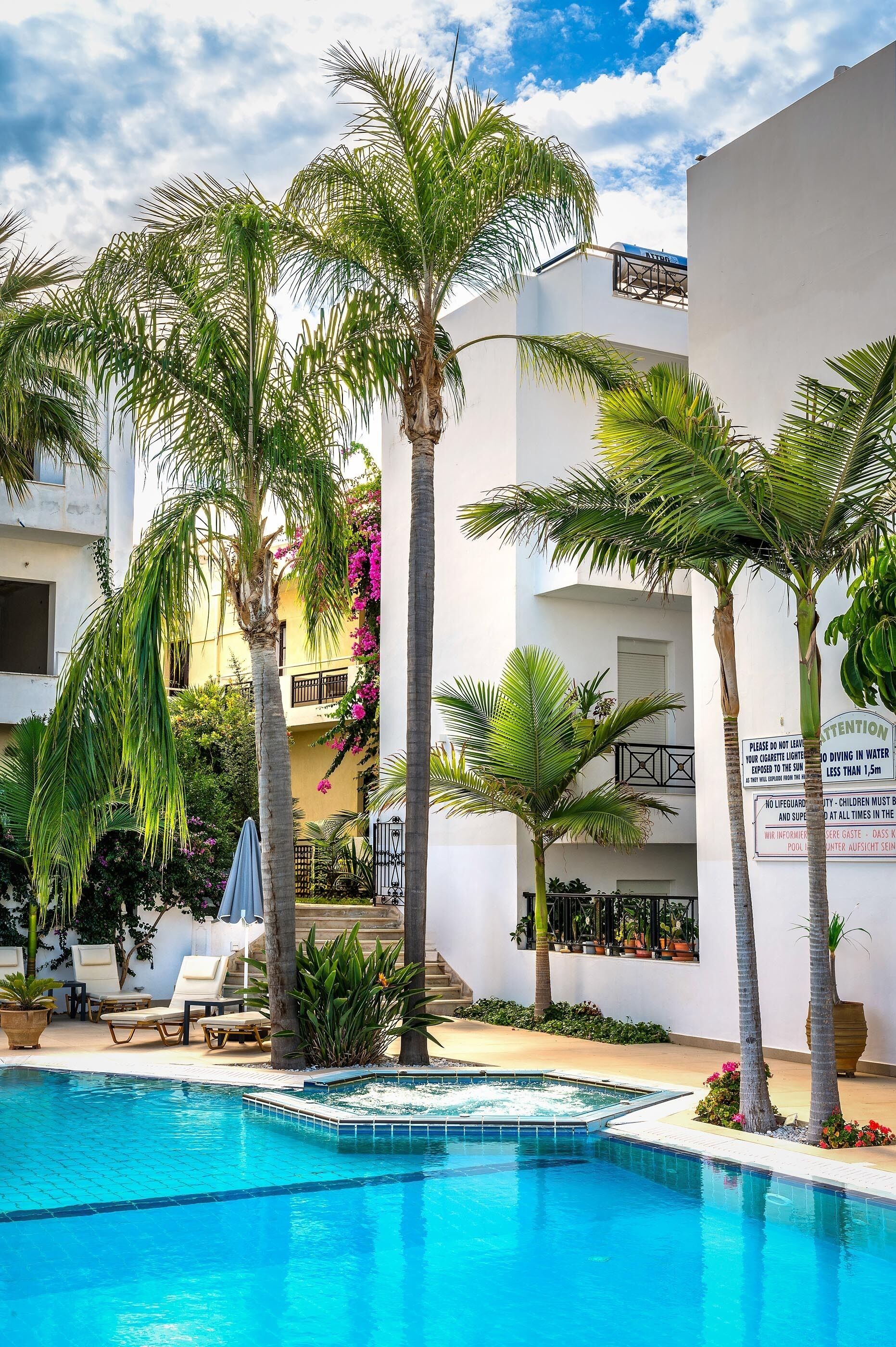 Alberca al aire libre, sombrillas en la alberca y camastros 