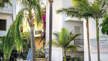 Utomhuspool, parasoller och solstolar