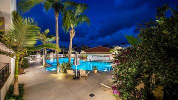 Piscina externa, guarda-sóis, espreguiçadeiras