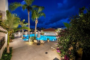 Outdoor pool, pool umbrellas, sun loungers - Malia Mare (Hersonissos)