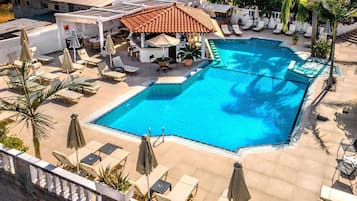 Utomhuspool, parasoller och solstolar