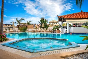 Outdoor pool, pool umbrellas, sun loungers - Malia Mare (Hersonissos)