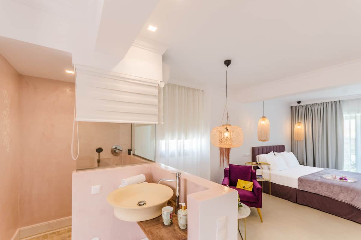 Deluxe Double Room | Iron/ironing board (on request), cribs (free), WiFi (free), bed sheets