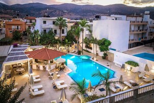 Outdoor pool, pool umbrellas, sun loungers