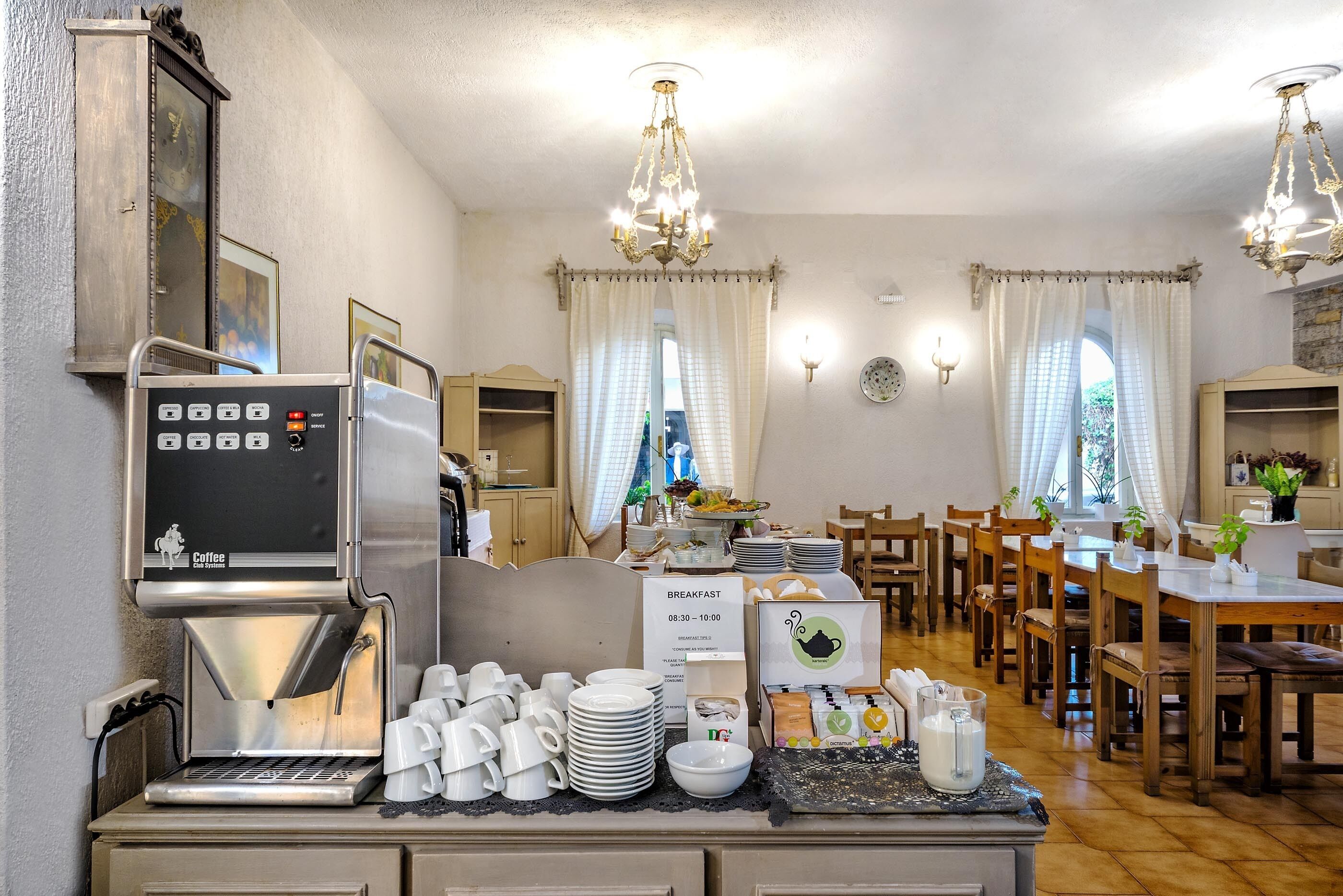 Desayuno buffet (EUR 9 por persona) 