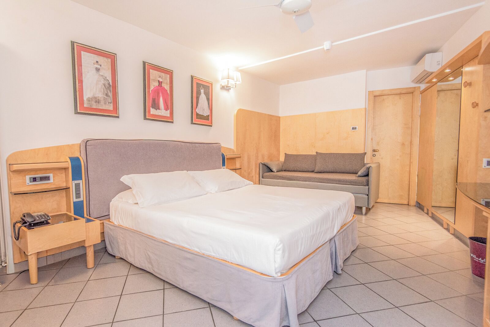 Comfort vierpersoonskamer | Een minibar, een kluis op de kamer, individueel gedecoreerd