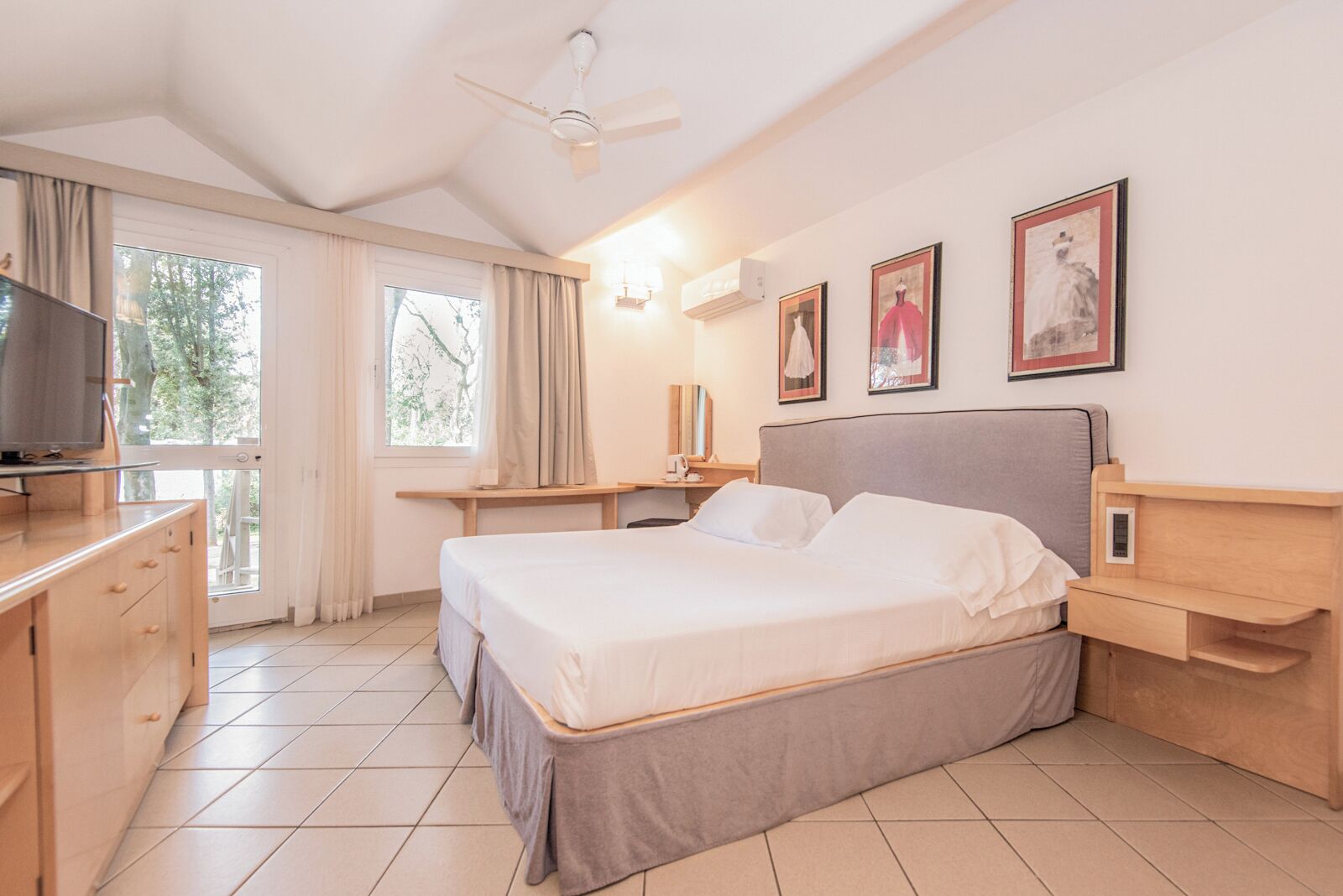 Tweepersoonskamer | Een minibar, een kluis op de kamer, individueel gedecoreerd