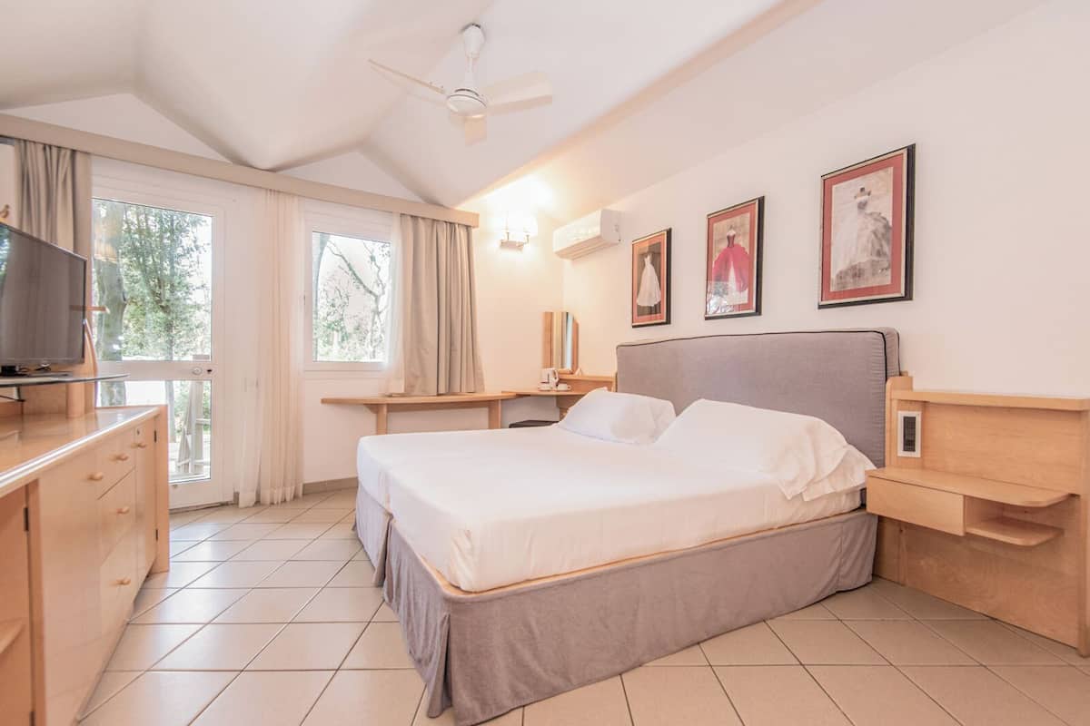 Camera Matrimoniale Classic | Minibar, in-room safe, blackout drapes, WiFi (free)