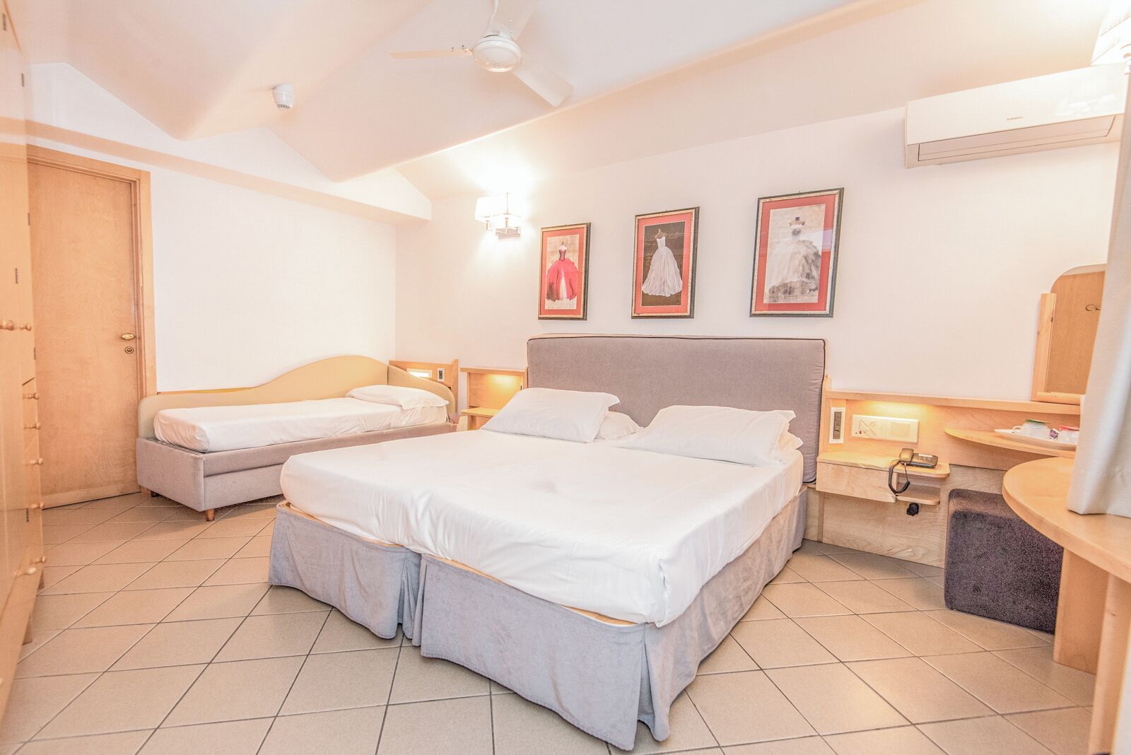 Driepersoonskamer | Een minibar, een kluis op de kamer, individueel gedecoreerd