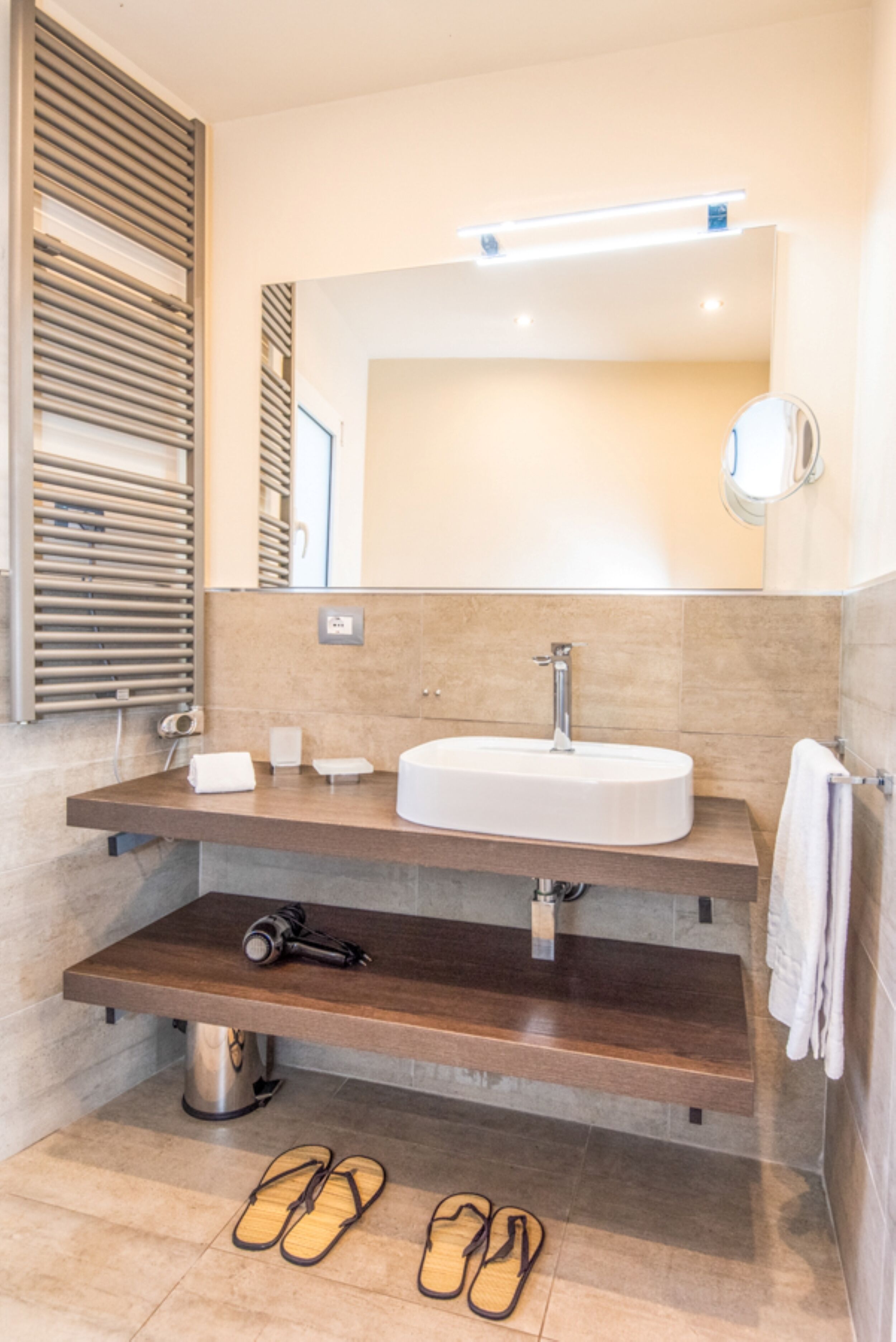 junior suite | bathroom | free toiletries, hair dryer, bidet, towels