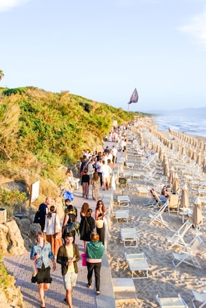 Private beach, sun-loungers, beach umbrellas, beach towels - Hotel Riva degli Etruschi (San Vincenzo)