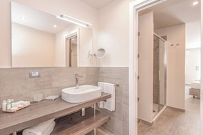 Junior Suite | Bathroom | Free toiletries, hair dryer, bidet, towels - Hotel Riva degli Etruschi (San Vincenzo)