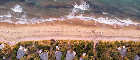 Privat strand, solsenger, parasoller og strandhåndklær