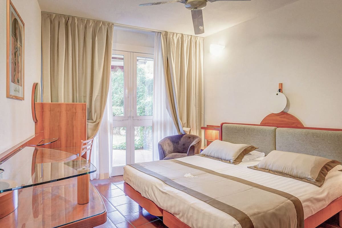 Camera Matrimoniale Standard | Minibar, in-room safe, blackout drapes, WiFi (free)