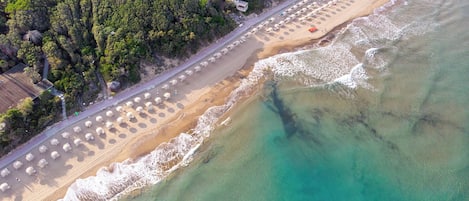 Plage privée, chaises longues, parasols, serviettes de plage