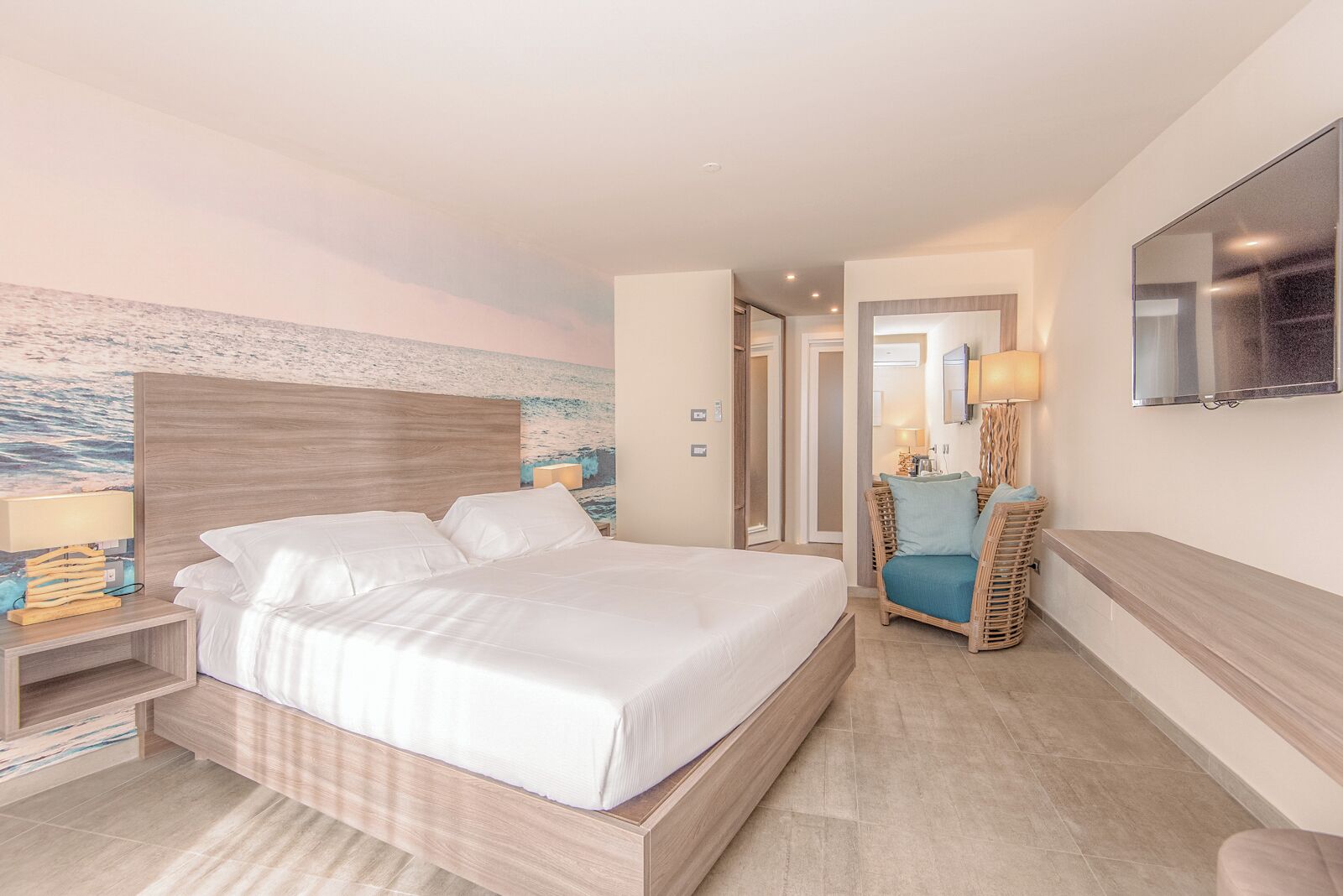 Junior suite | Een minibar, een kluis op de kamer, individueel gedecoreerd