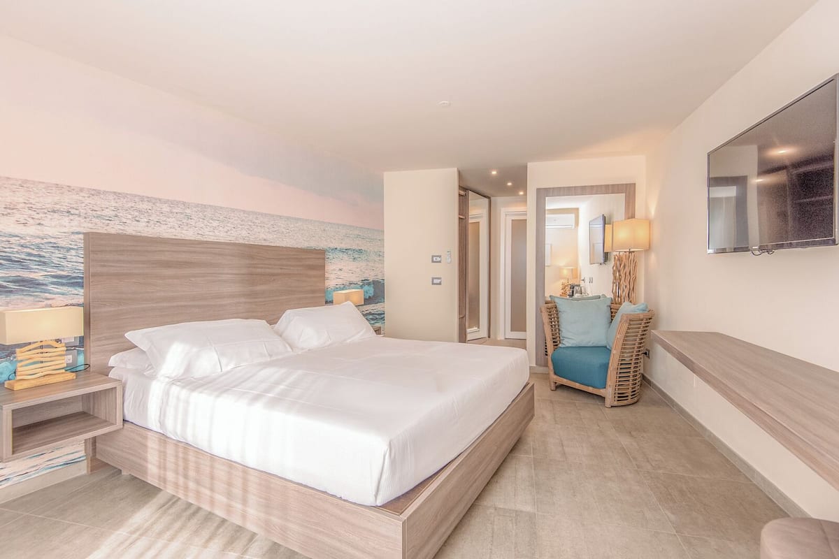 Junior Suite | Minibar, in-room safe, blackout drapes, WiFi (free)