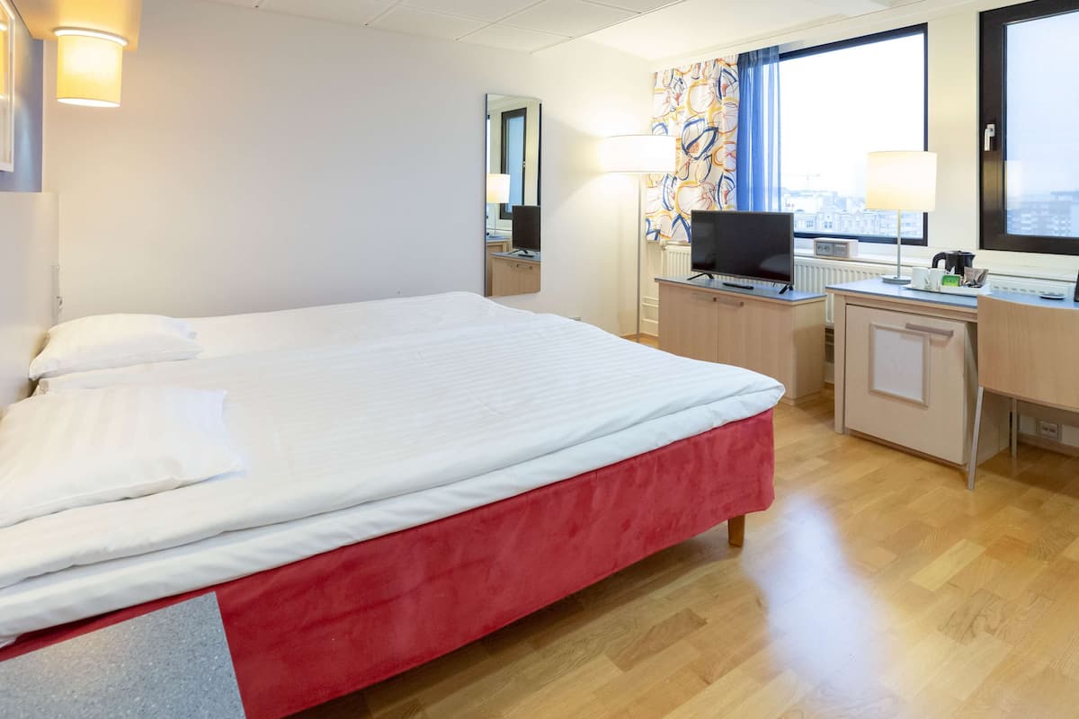 Superior Twin Room | In-room safe, desk, blackout drapes, bed sheets