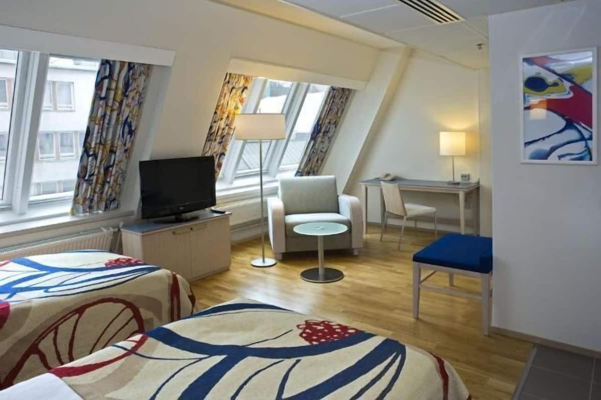 Coffres-forts dans les chambres, bureau, rideaux occultants