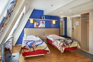 標準雙床房 | 客房內保險箱、書桌、遮光布/窗簾、床單