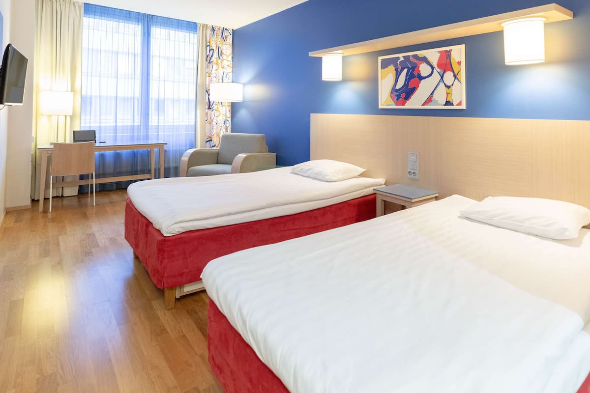 Family Room | In-room safe, desk, blackout drapes, bed sheets