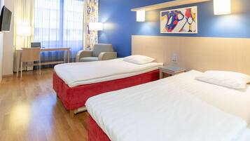 Family Room | In-room safe, desk, blackout drapes, bed sheets