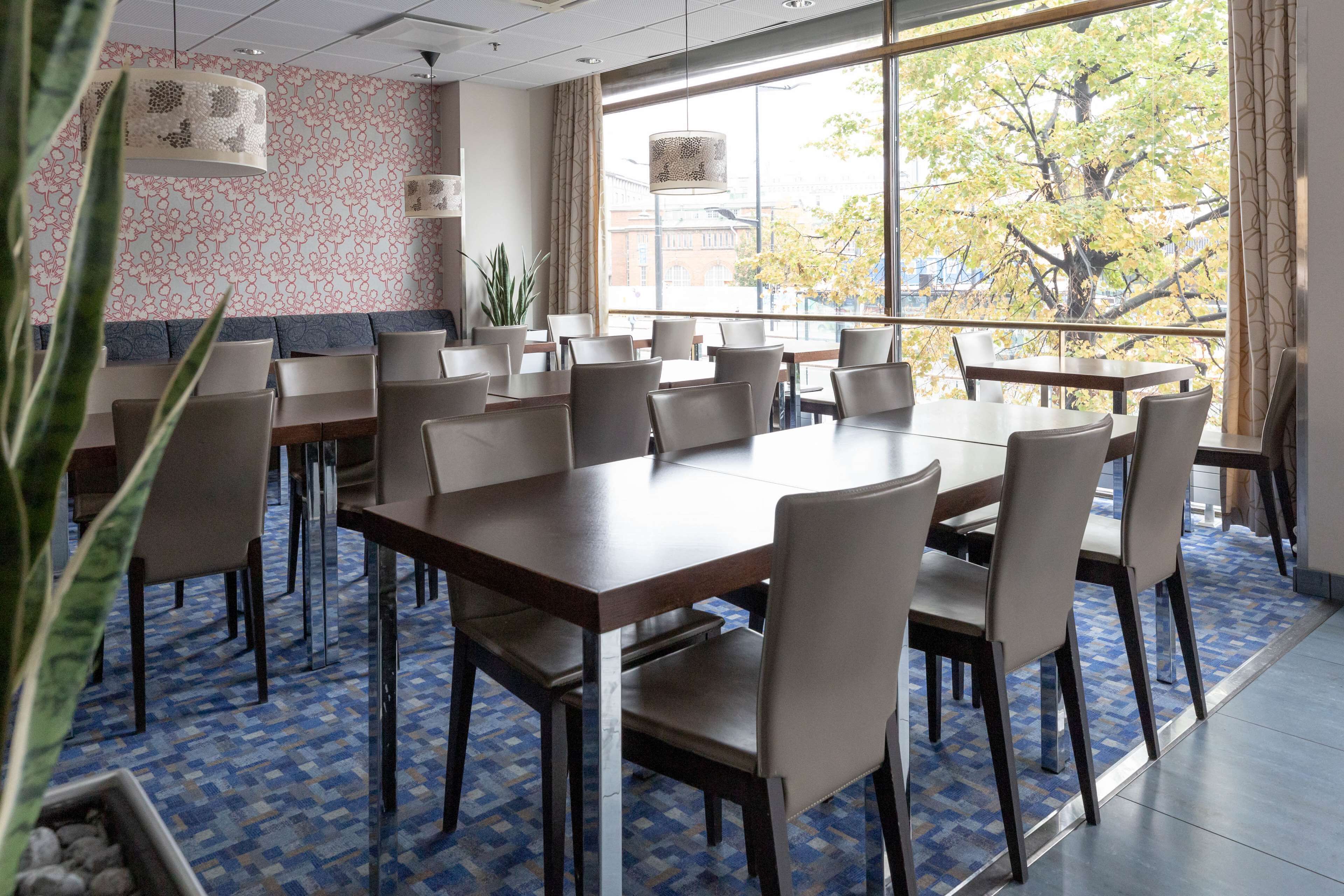 Desayuno buffet (EUR 21 por persona) 