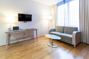 家庭客房 (Four | Superior) | 客房內保險箱、書桌、遮光布/窗簾、床單