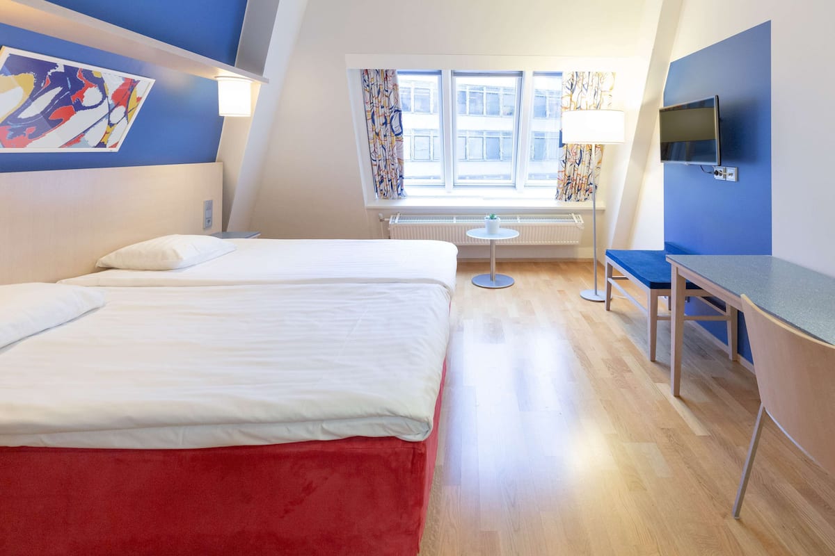 Superior Room, 1 King Bed | In-room safe, desk, blackout drapes, bed sheets