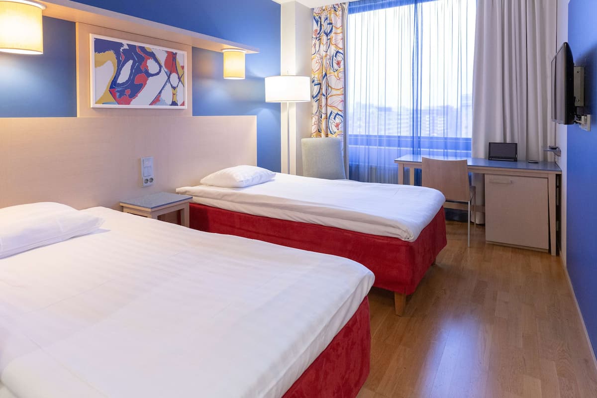 Twin Room | In-room safe, desk, blackout drapes, bed sheets
