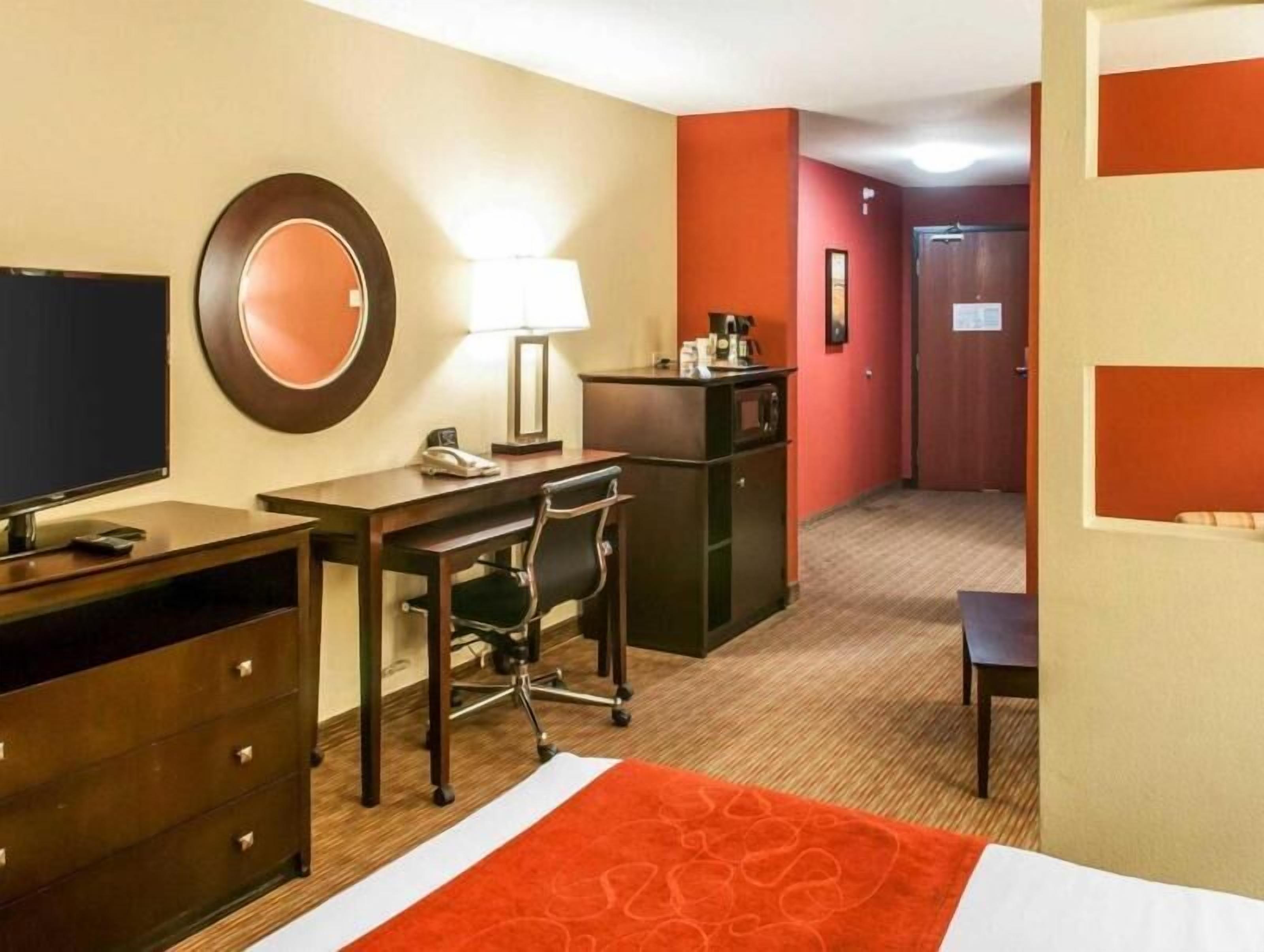 Premium bedding, desk, iron/ironing board, free WiFi