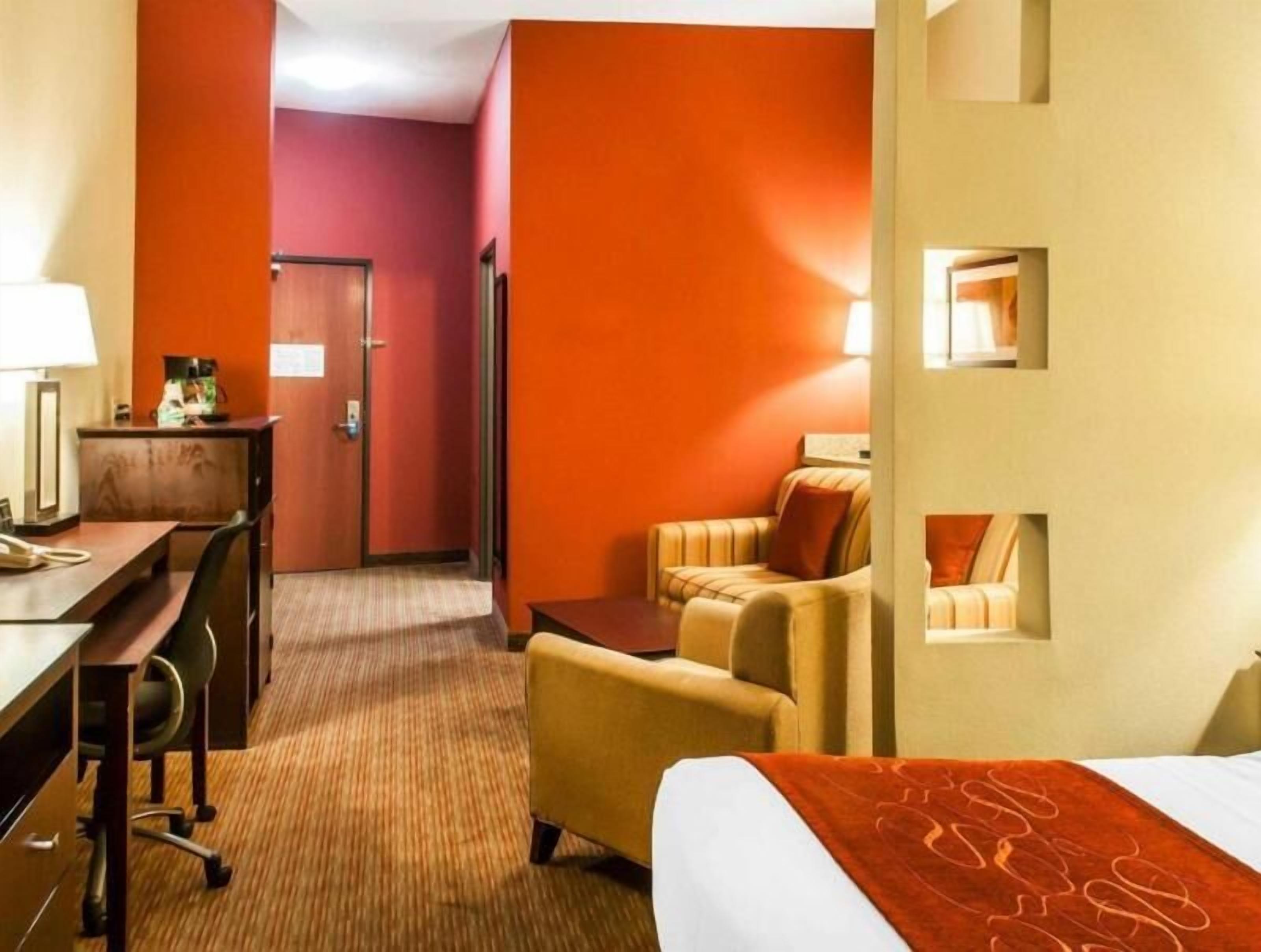 Premium bedding, desk, iron/ironing board, free WiFi