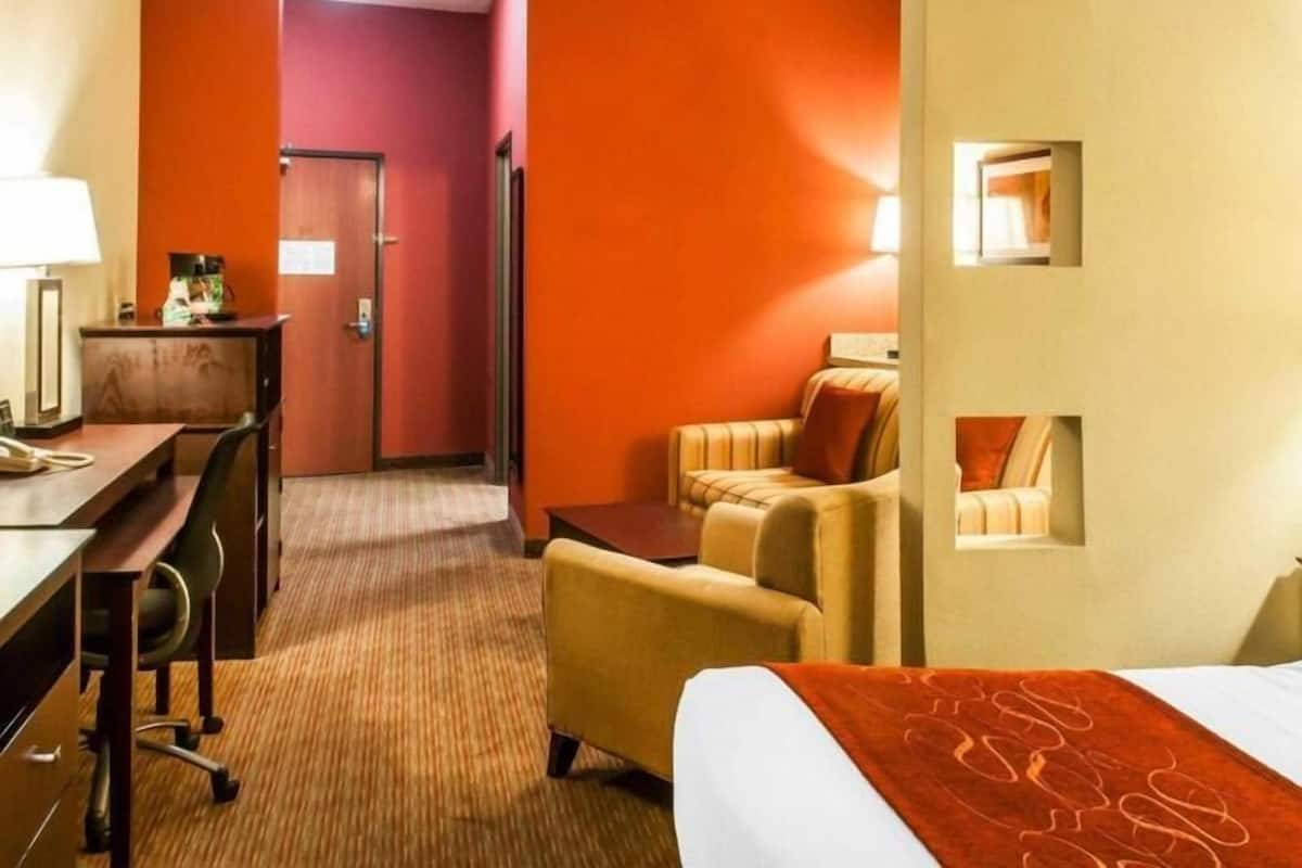 Premium bedding, desk, iron/ironing board, free WiFi