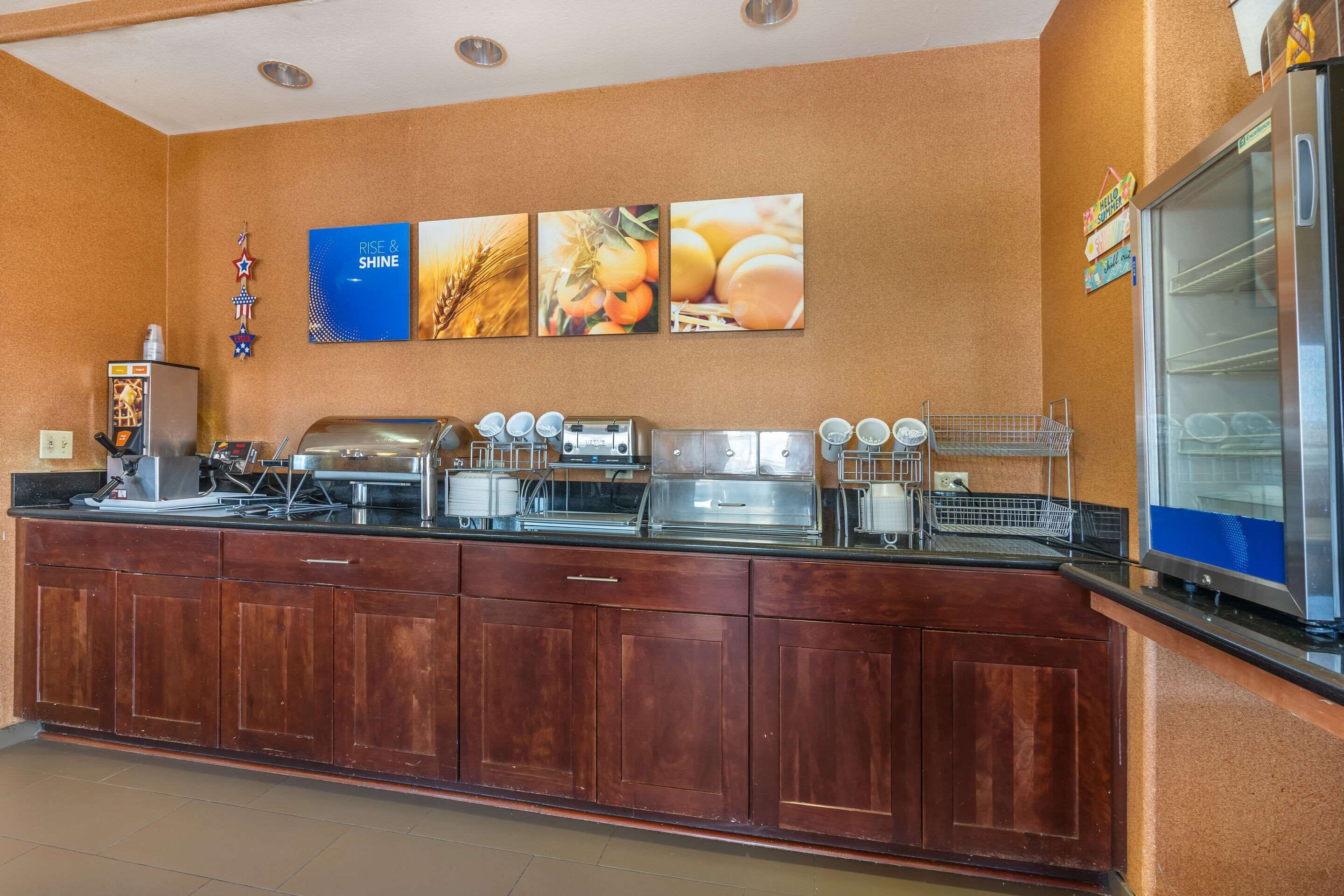 free buffet breakfast