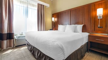 Sengetøy av topp kvalitet, skrivebord og strykejern/-brett