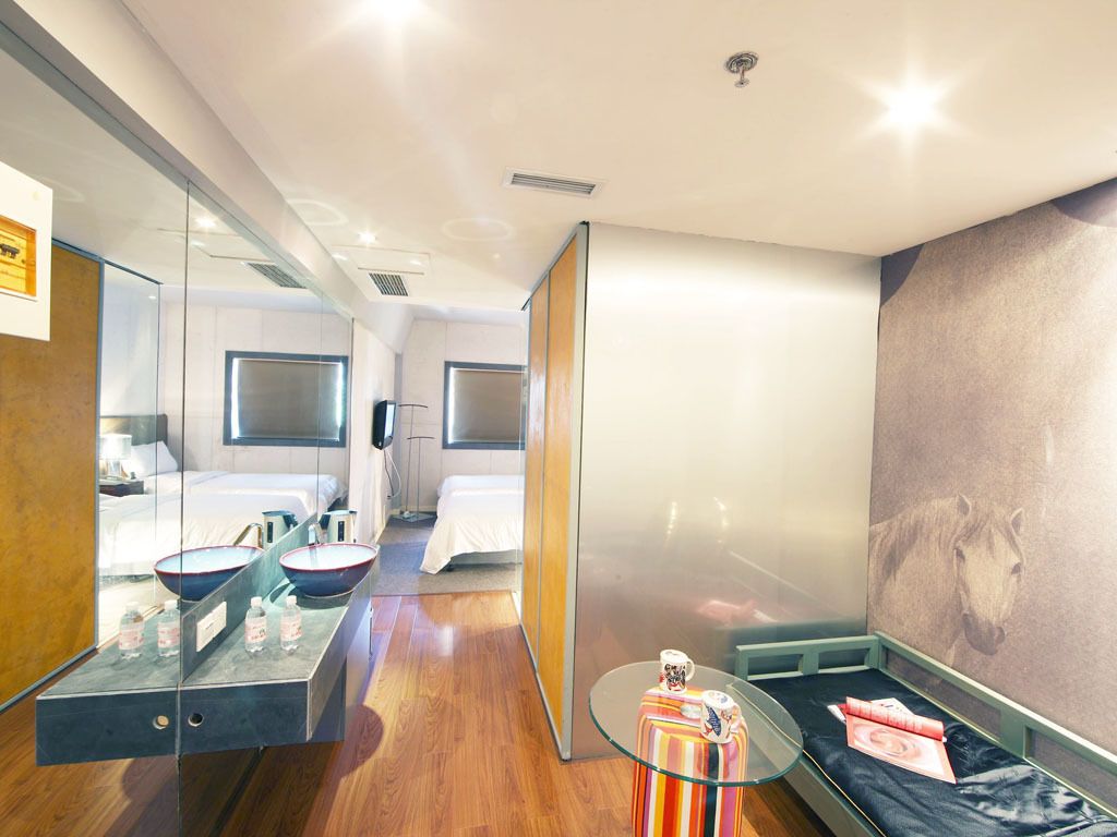 Superior Room, 2 Single Beds | Bathroom | Shower, free toiletries, hair dryer, slippers