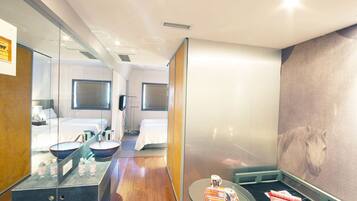 Superior Room, 2 Single Beds | Bathroom | Shower, free toiletries, hair dryer, slippers